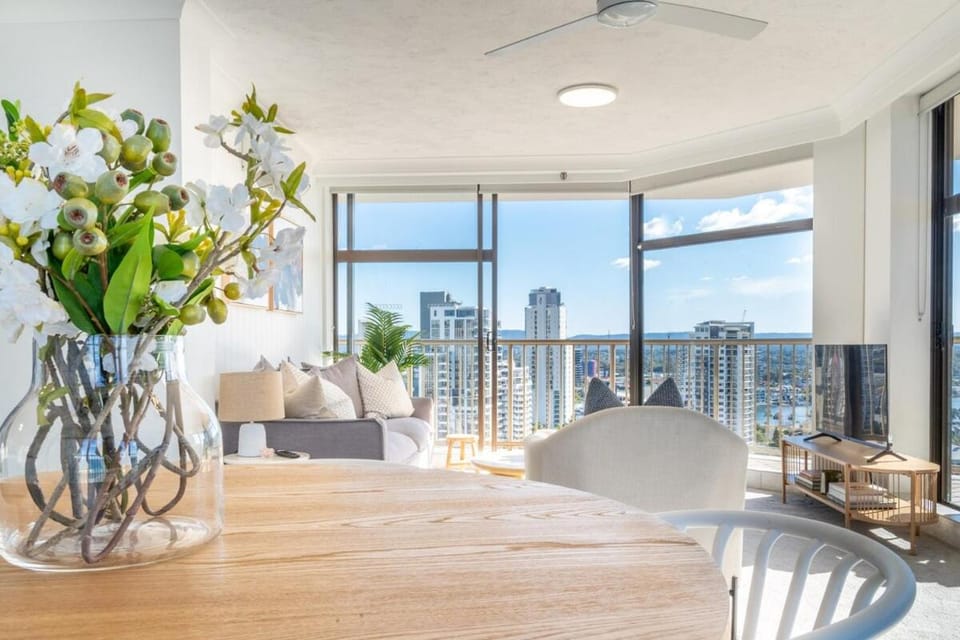 Opulent Beachfront Daydream! 2B Designer Apartment Apartment in Surfers Paradise