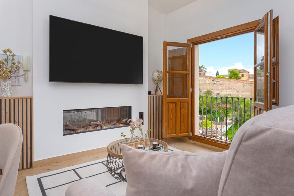 Property building, TV and multimedia, View (from property/room), Balcony/Terrace, Living room, Landmark view