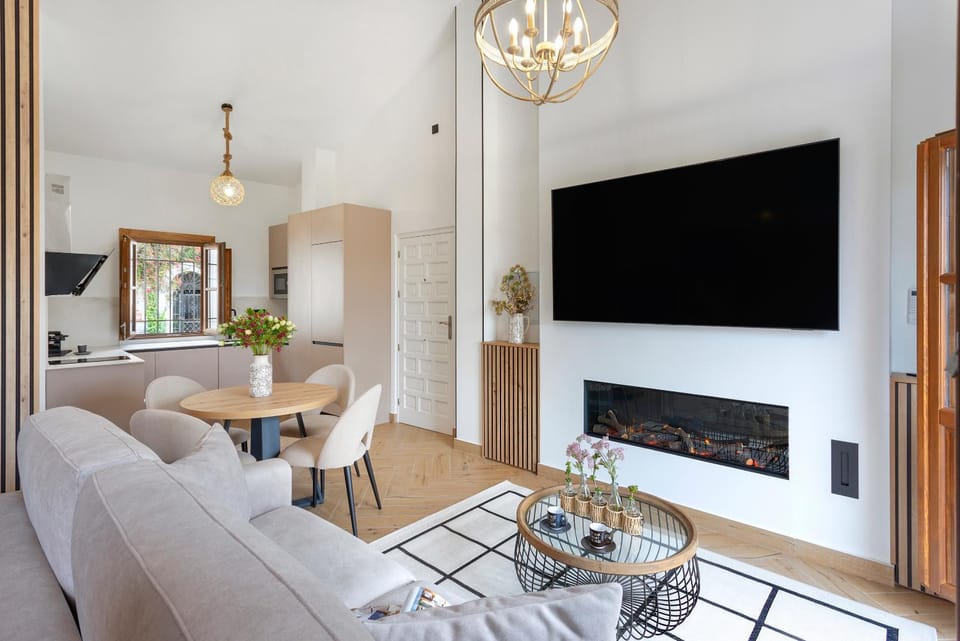 TV and multimedia, Living room, Seating area, Dining area