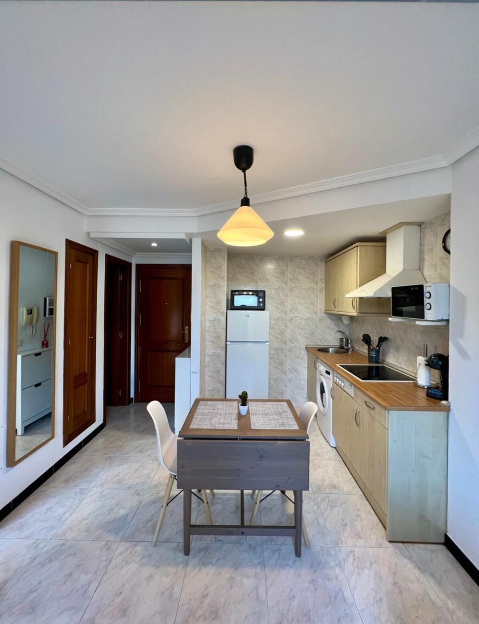 Kitchen or kitchenette, Dining area, oven, stove