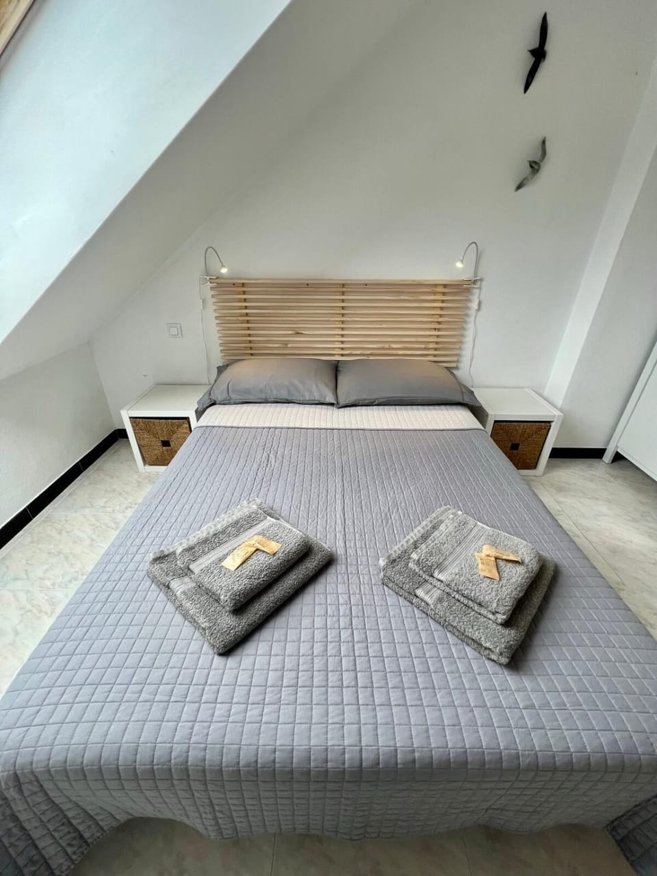 Bed, Photo of the whole room, Bedroom, towels