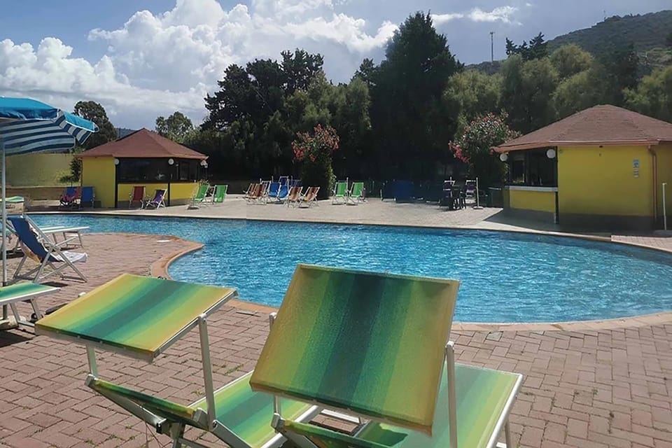 Swimming pool, sunbed