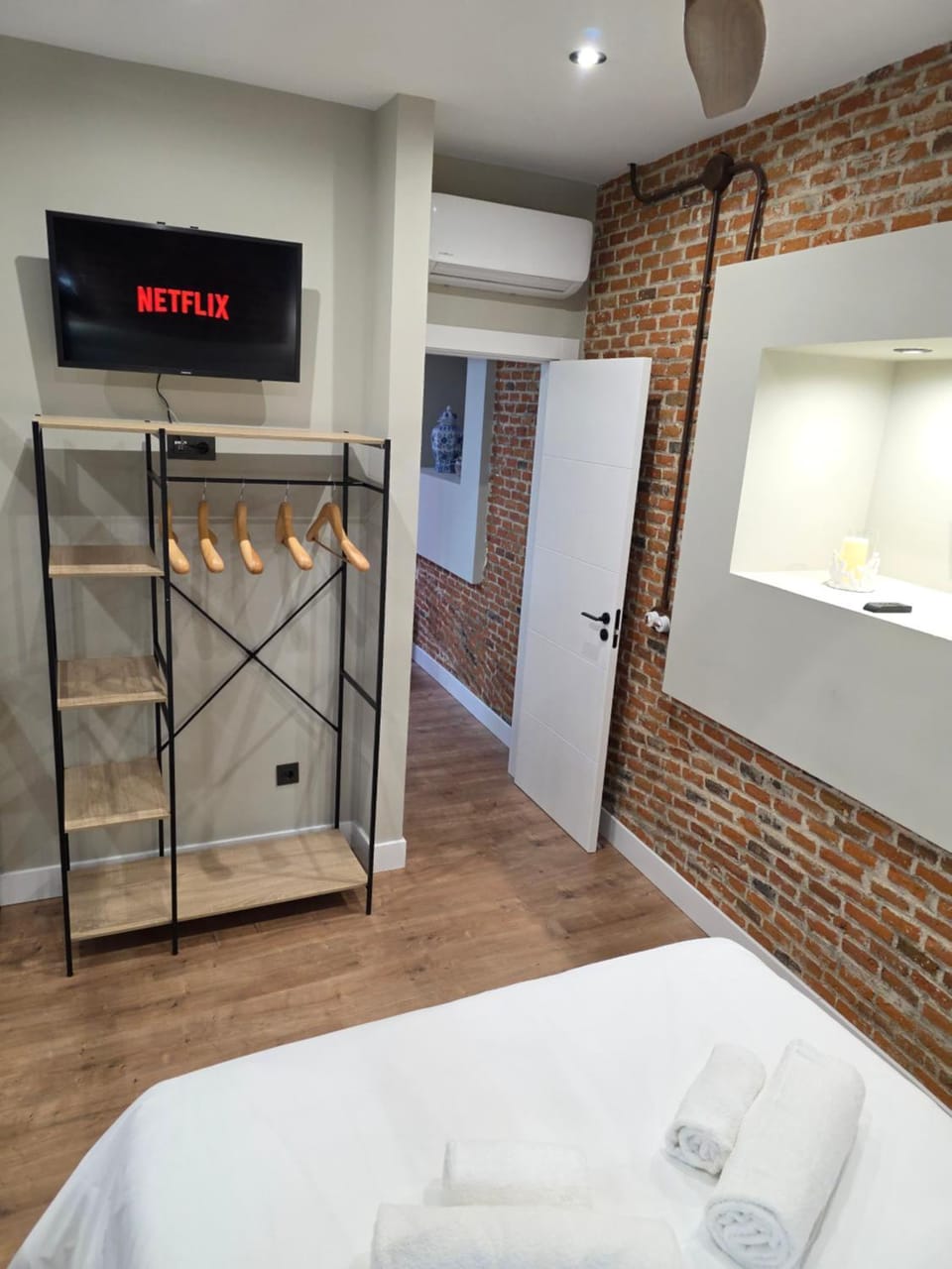 Bed, TV and multimedia, Photo of the whole room, Bedroom, soundproof, air conditioner, air conditioner