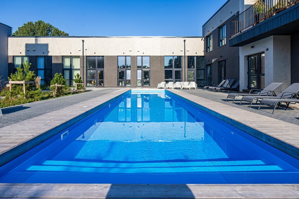 Property building, Day, Pool view, Swimming pool, sunbed