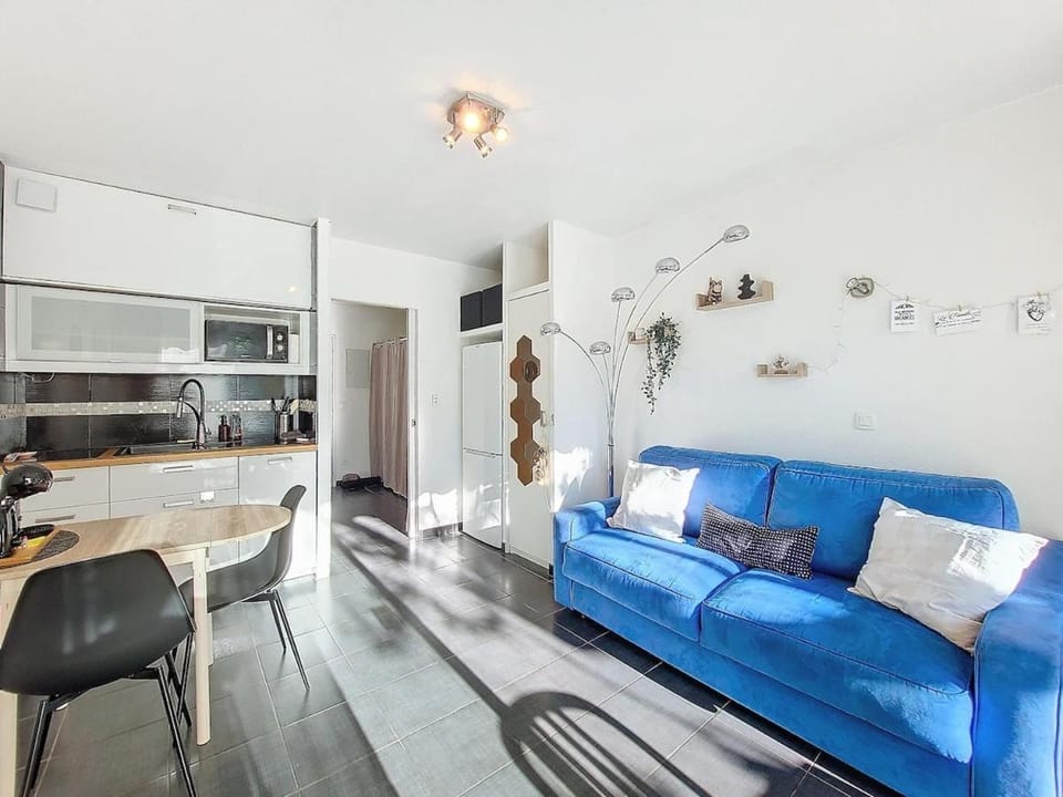 TV and multimedia, Kitchen or kitchenette, Living room, Dining area, stove