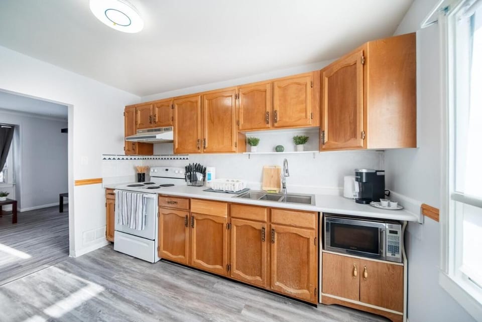 2 Bedroom Home In A Prime Location House in Winnipeg