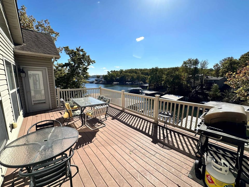 Lake It Easy - Waterfront Getaway with 7 Bedrooms House in Lake of the Ozarks