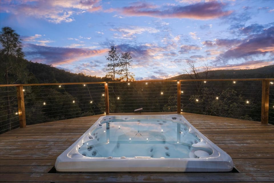 New Yosemite Dream Nest with HUGE views/spa/firepit/pet friendly House in Sierra Nevada