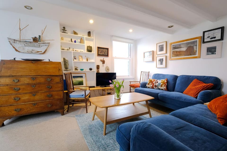 Property building, TV and multimedia, Living room, Seating area