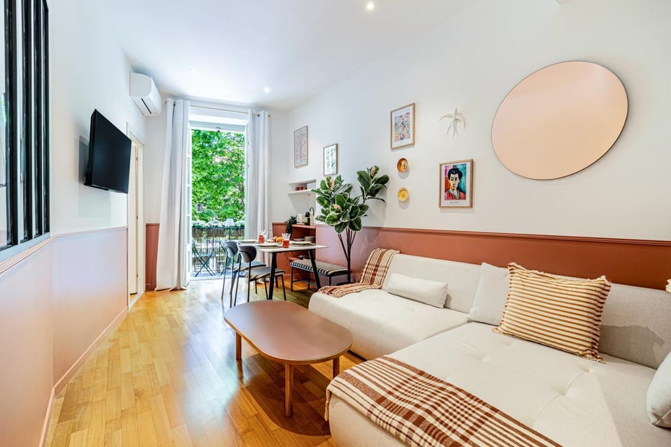 New! Remodeled Appartement in the Heart of Nice, Beach 3 min, 2BR, AC, Elevator, Amazing little terrace, Best Location! Apartment in Nice