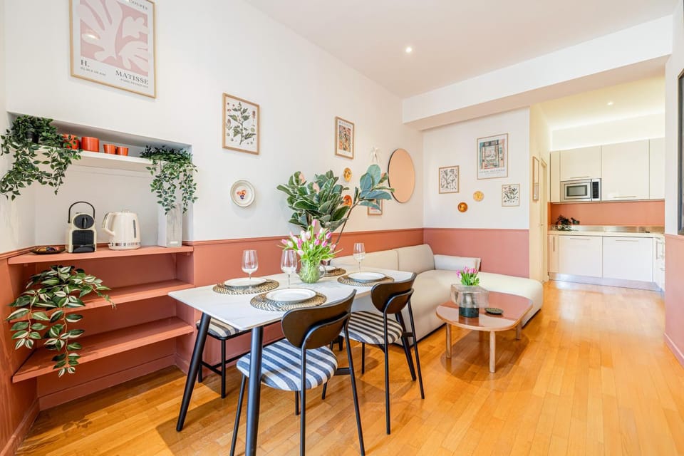 New! Remodeled Appartement in the Heart of Nice, Beach 3 min, 2BR, AC, Elevator, Amazing little terrace, Best Location! Apartment in Nice