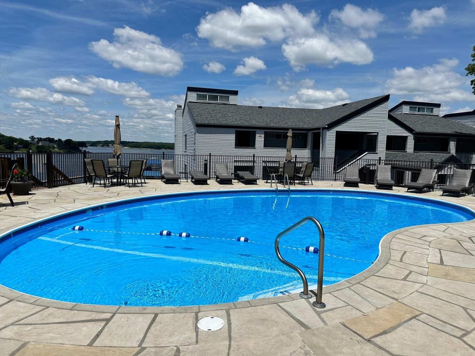 Osage Oasis - Unmatched Views Convenient Location House in Osage Beach