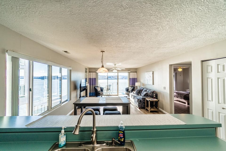 Osage Oasis - Unmatched Views Convenient Location House in Osage Beach