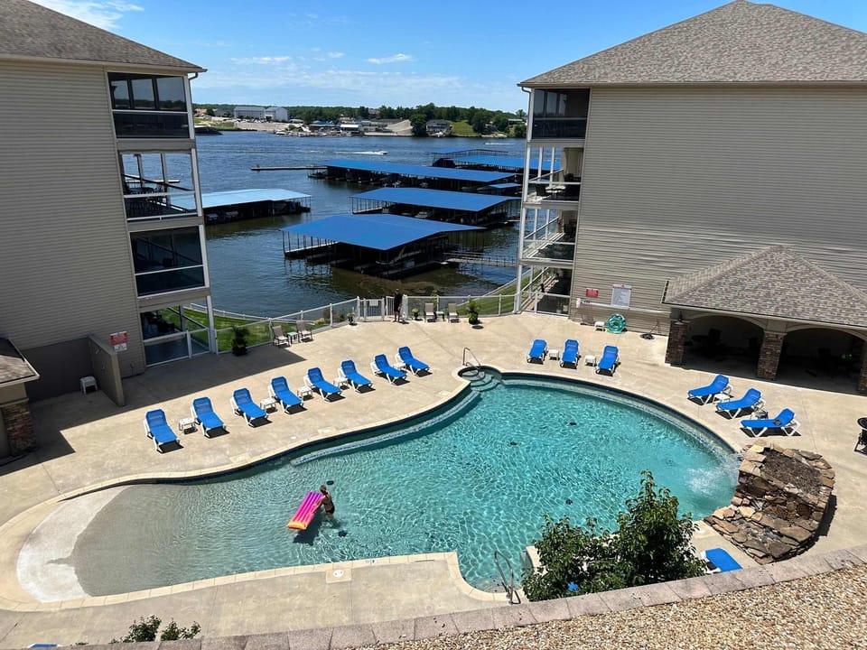Panoramic Sunset Escape - Waterfront Condo for 7 House in Osage Beach