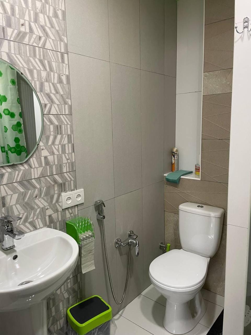 Shower, Toilet