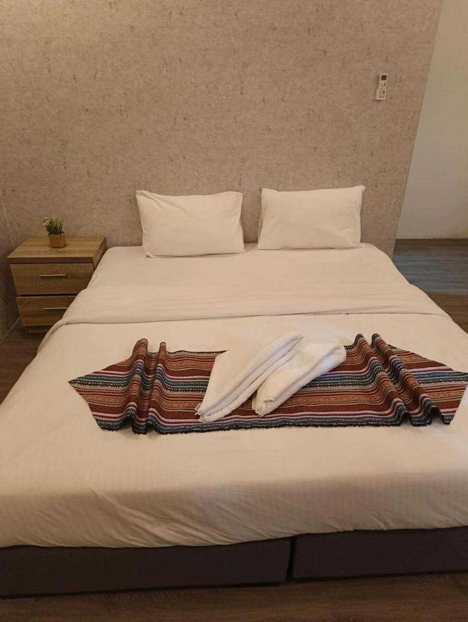 Bed, Bedroom, towels