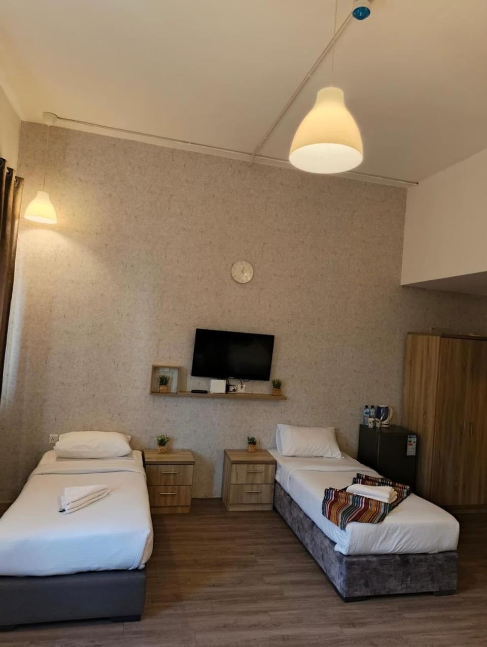 Bed, TV and multimedia, Photo of the whole room, Bedroom