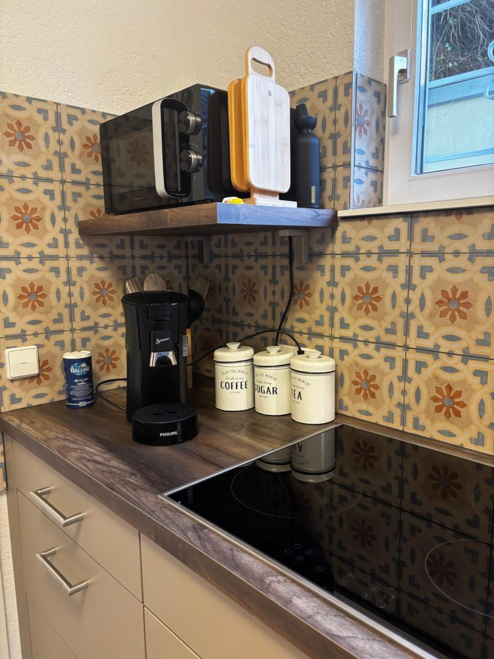 Coffee/tea facilities, Kitchen or kitchenette, stove