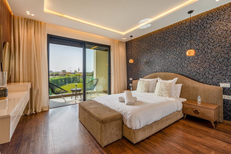 Bed, Living room, Photo of the whole room, Seating area, Bedroom, towels