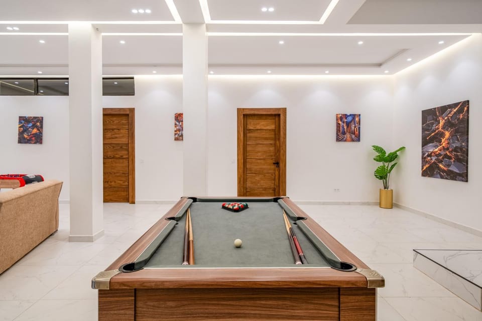 Billiard, Game Room