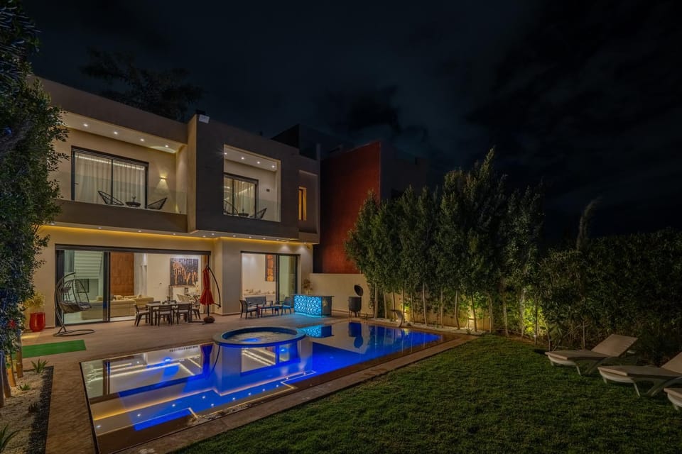 Property building, Patio, Night, Garden, Garden view, Pool view, Swimming pool, sunbed