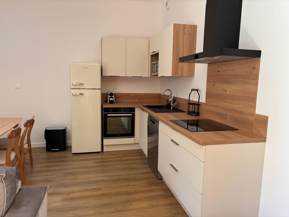 Kitchen or kitchenette, oven