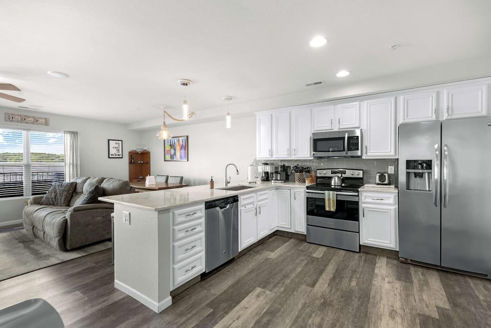 Seascape Cove - Waterfront House in Osage Beach