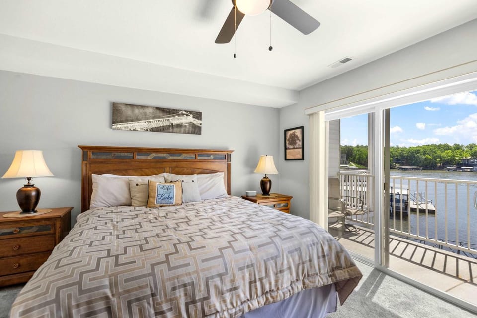 Seascape Cove - Waterfront House in Osage Beach