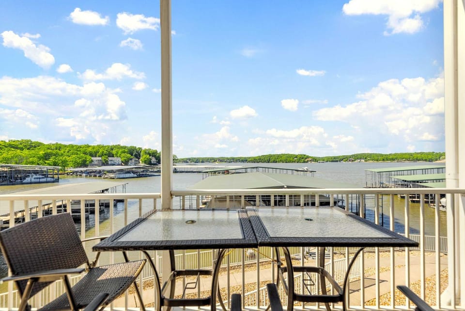 Seascape Cove - Waterfront House in Osage Beach