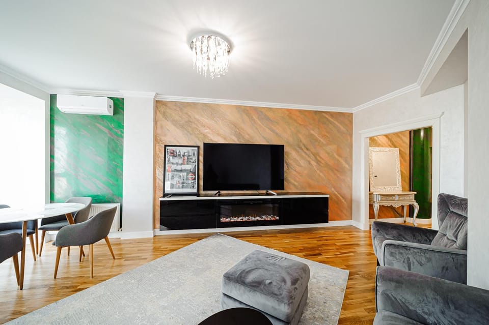 Bed, TV and multimedia, Living room, Seating area