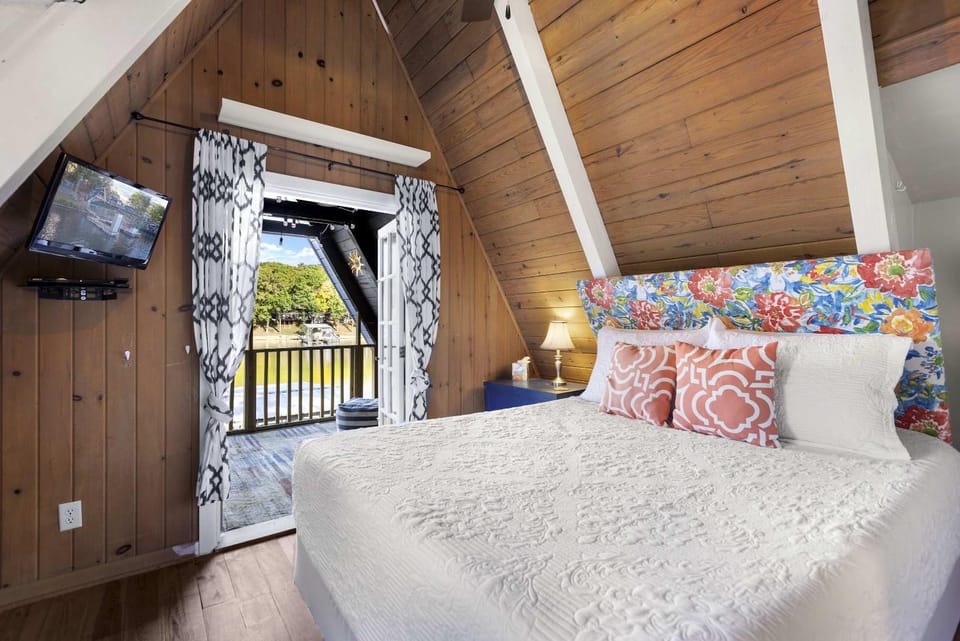 Sunrise Oasis - Enjoy Lakefront Living House in Lake of the Ozarks