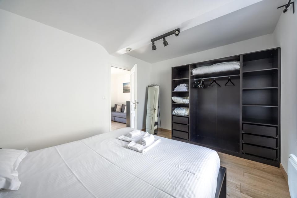 Bed, Photo of the whole room, Bedroom, wardrobe