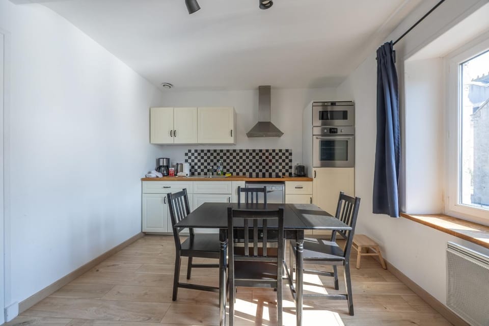 Kitchen or kitchenette, Dining area, stove