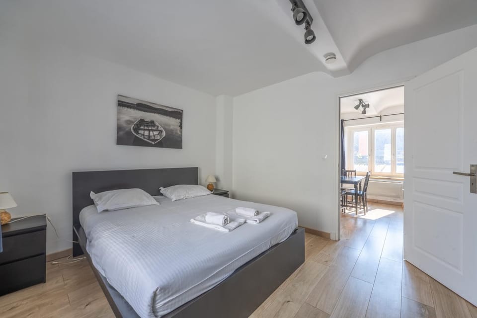 Bed, Photo of the whole room, Bedroom, towels