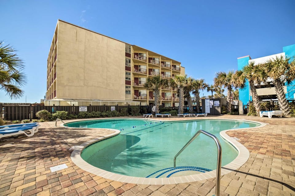Steps to Sand: Myrtle Beach Gem w/ Oceanfront Pool House in Myrtle Beach