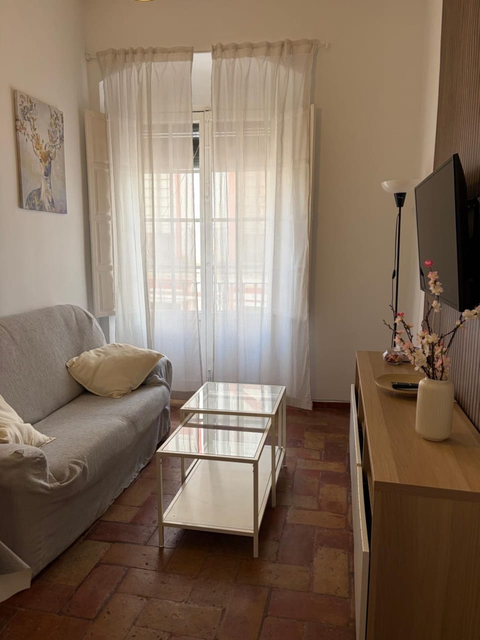 Nearby landmark, TV and multimedia, Living room