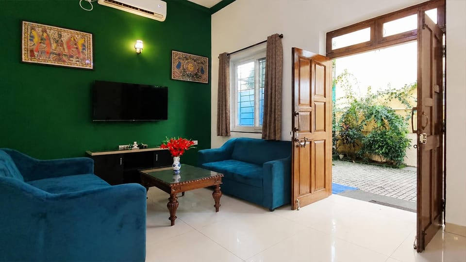 TV and multimedia, Living room, Seating area, air conditioner