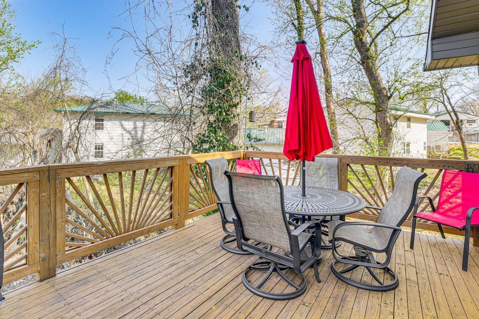2 Mi to Branson Landing: Quiet Home w/ Lake View House in Ozark Mountains
