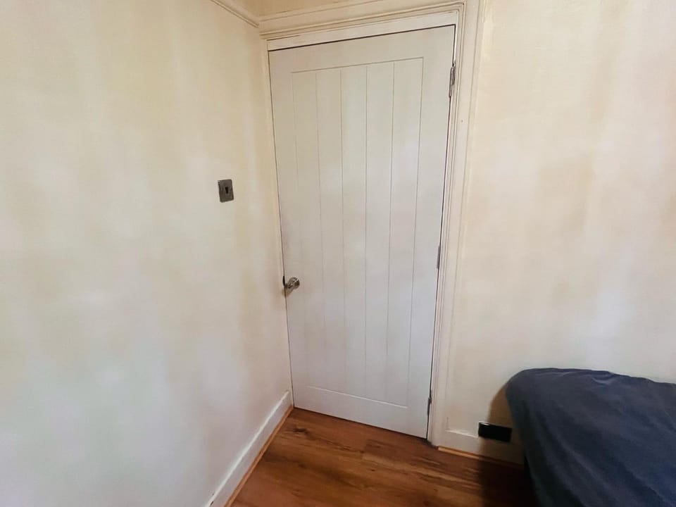 Cosy Double Room in Harrow & Wealdstone - Desk,Fast Free Wi-Fi,Near Station - 15 mins by train to Wembley Central & Euston Bed and Breakfast in Harrow