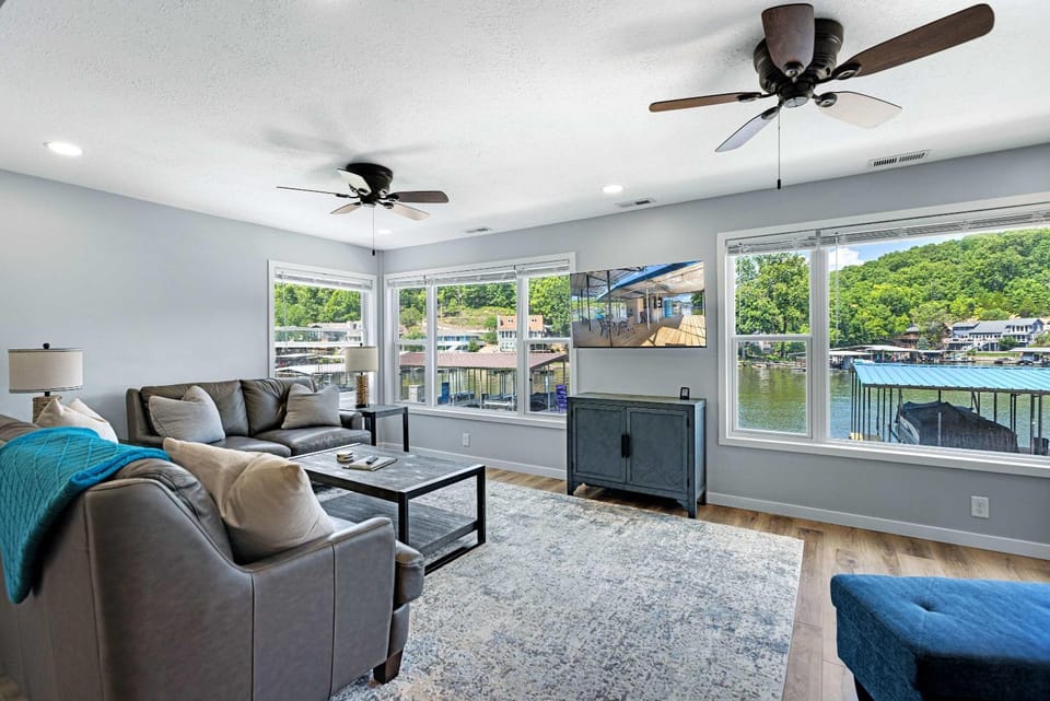 The Lake Shack - Waterfront Life House in Lake of the Ozarks