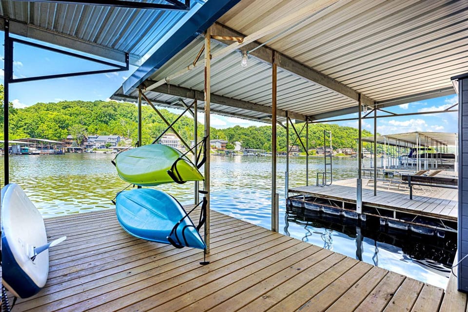 The Lake Shack - Waterfront Life House in Lake of the Ozarks