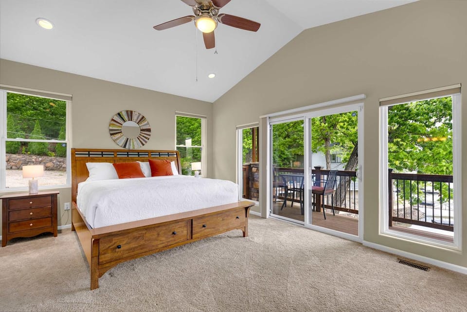 Trails End Hideaway - Waterfront House in Lake of the Ozarks