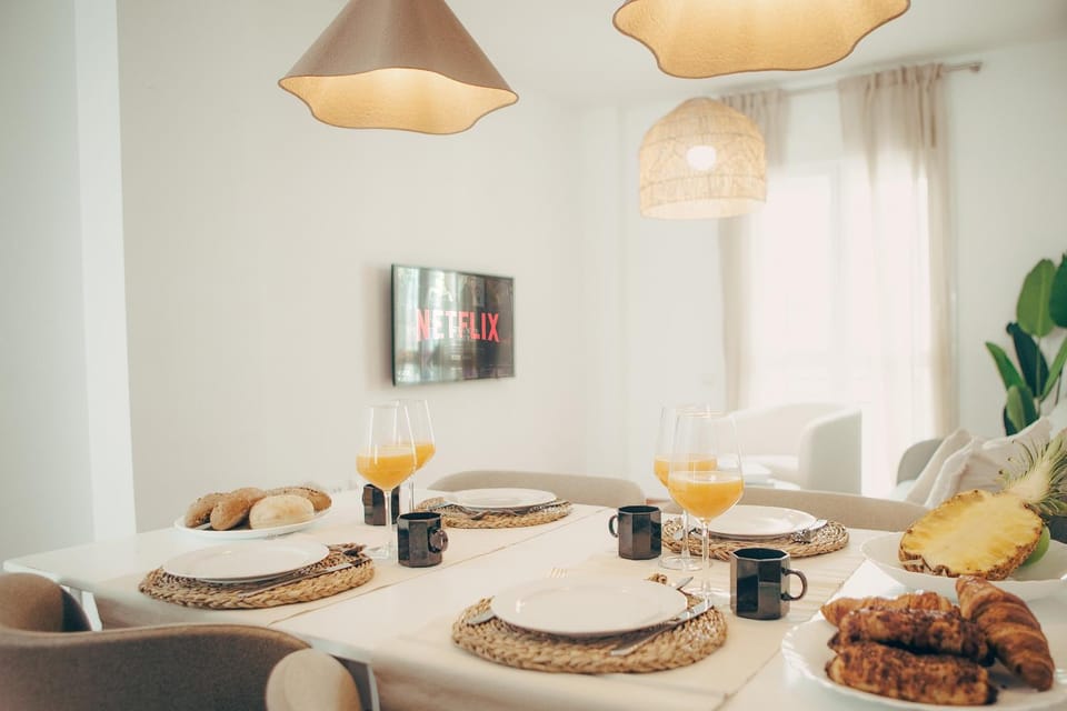 Living room, Dining area, Continental breakfast, Lunch, Dinner, Drinks
