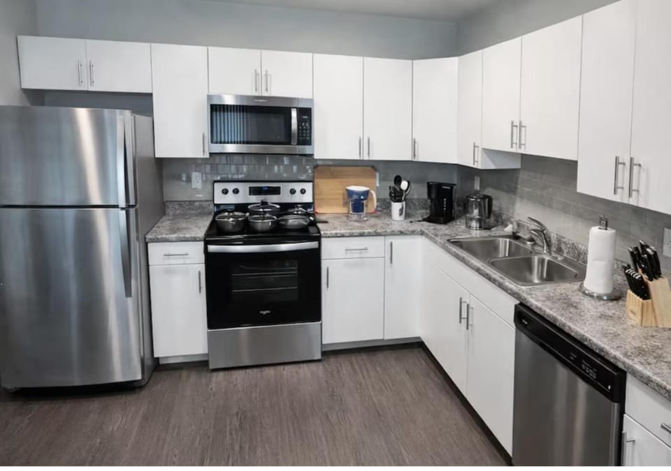 Coffee/tea facilities, Kitchen or kitchenette, dishwasher, oven, stove