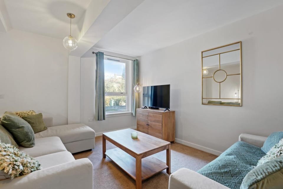 Communal lounge/ TV room, TV and multimedia, Living room, Seating area, Evening entertainment