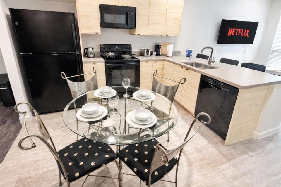 The Luxe Black Haven (340) Apartment in Des Moines