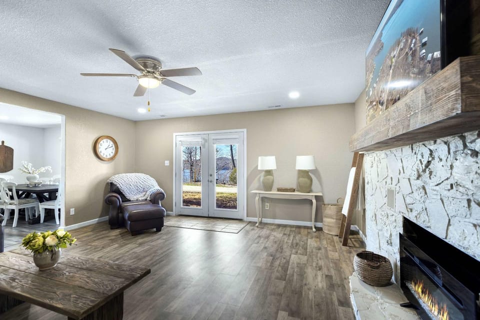 White Oak Landing - Spacious 6 BDR with Boat Slip House in Lake of the Ozarks