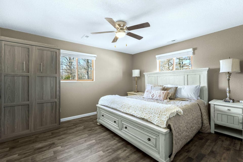 White Oak Landing - Spacious 6 BDR with Boat Slip House in Lake of the Ozarks