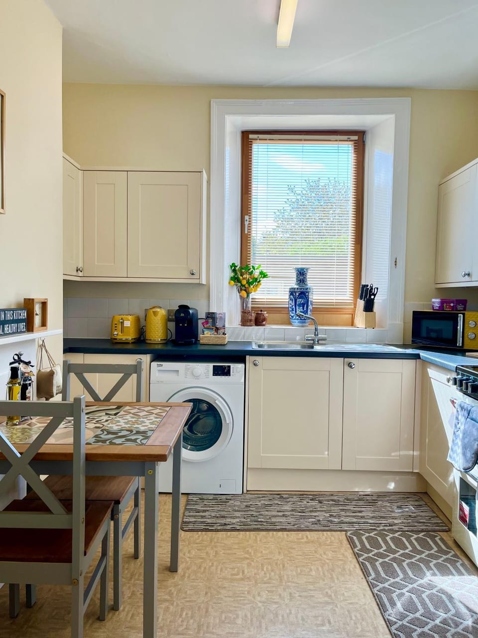Coffee/tea facilities, Kitchen or kitchenette, minibar, stove, toaster