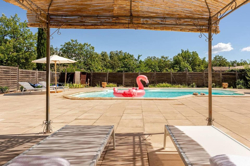 Gordes Villa avec piscine chauffée et privée , jacuzzi et pétanque calme Villa in Gordes